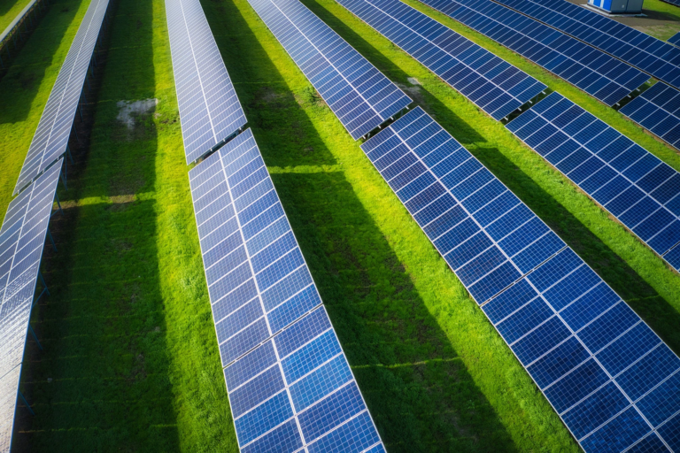 large-solar-power-plant-on-a-picturesque-green-fie-2026-03-18-04-41-31-utc
