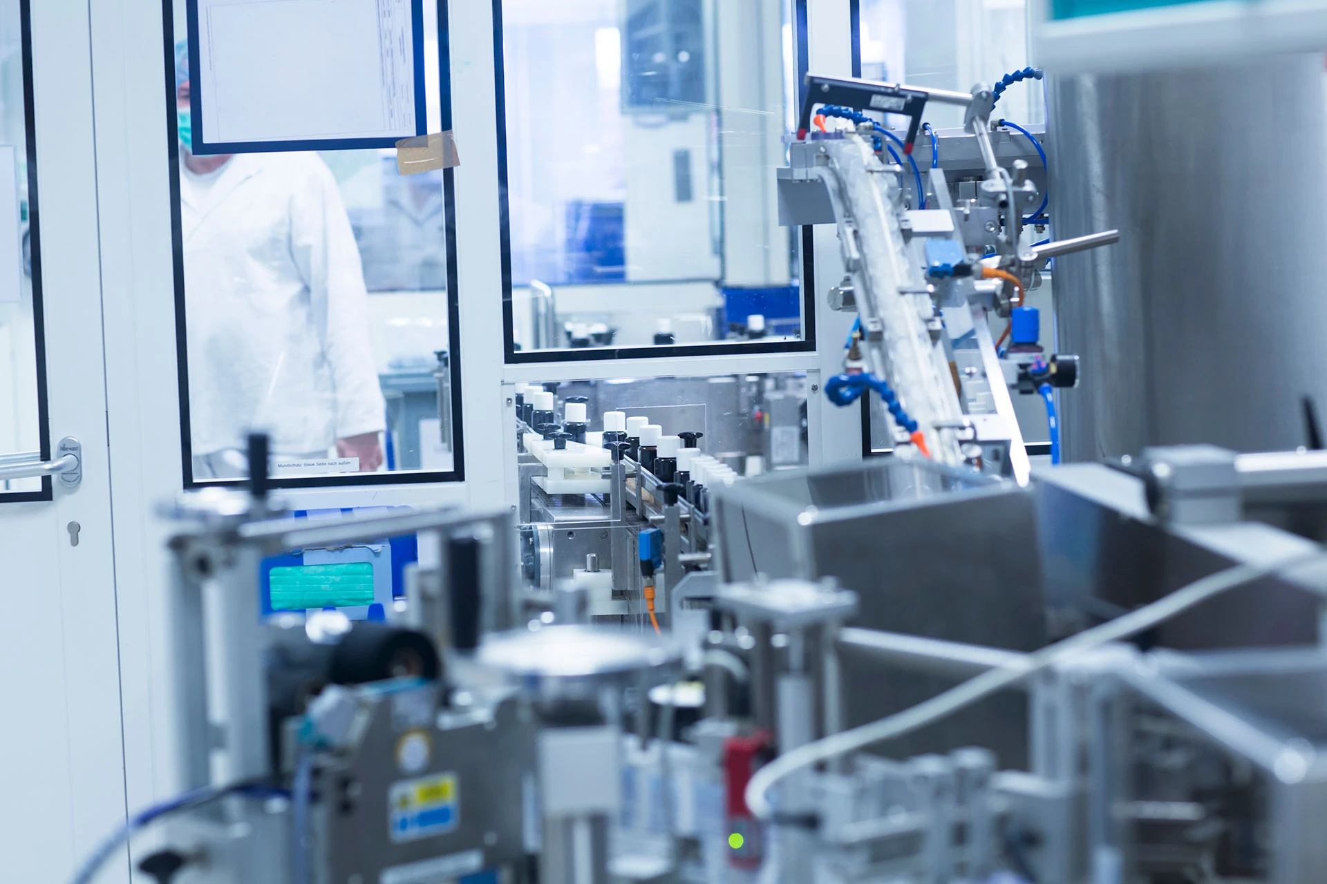 machine-sorting-bottles-on-production-line-in-phar-2026-01-09-09-14-21-utc